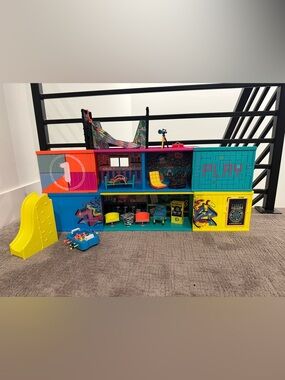 L.O.L. Surprise! Clubhouse Playset Expandable Container House & Accessories